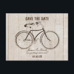 Vélo ancien sur poteau en bois rustique Carte post<br><div class="desc">Vélo ancien sur poteau en bois rustique Carte postale. Personnalisez avec n'importe quel texte. Articles assortis disponibles.</div>