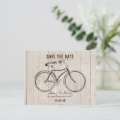 Vélo ancien sur poteau en bois rustique Carte post (Debout devant)