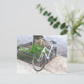 VÉLO AVEC PANIER DE FLEURS CARTE POSTALE (Debout devant)