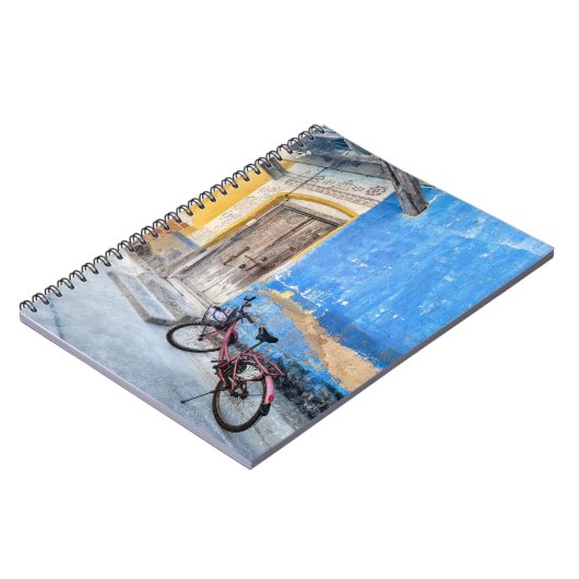 VÉLO ROSE sur MUR BLEU en INDE CARNET (Côté gauche)