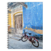 VÉLO ROSE sur MUR BLEU en INDE CARNET (Devant)