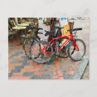 Vélos colorés sur la carte postale du trottoir