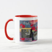 Velours côtelé de plume de pétales et tasse de (Gauche)