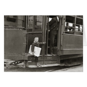 Vendeur de journaux à travers un tramway, 1910