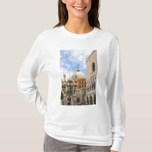 Venetië, Veneto, Italië - Vogels zitten op een T-shirt