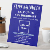 Vente d'Halloween d'affaires sur panneau bleu (In SItu)