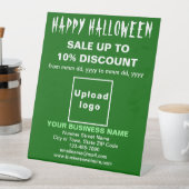 Vente d'Halloween d'affaires sur panneau vert de p (In SItu)
