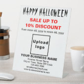 Vente d'Halloween d'affaires sur un panneau sur pi (In SItu)