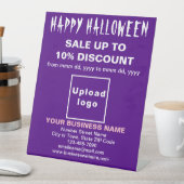 Vente d'Halloween d'affaires sur un panneau sur pi (In SItu)