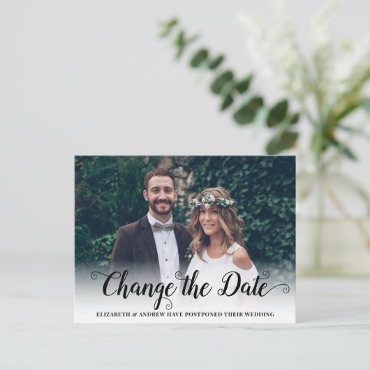 Verander de datum moderne kalligrafie script foto aankondigingskaart (Staand voorkant)