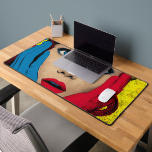 Verbaasde vrouw in popart bureaumat