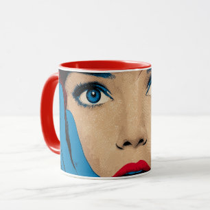 Verbaasde vrouw in popart mok