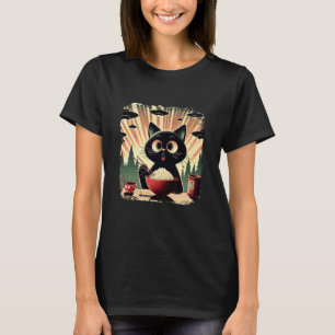 Verbaasde zwarte kat eet rijst terwijl Ufo's binne T-shirt