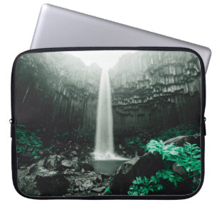 Verbazingwekkend uitzicht van de waterval van Svar Laptop Sleeve