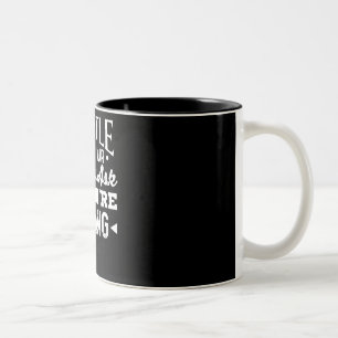 Verberg tot je huurders vragen of je je bekabeld h tweekleurige koffiemok