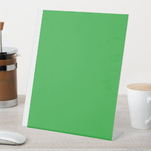 Verbeter uw website met een groene achtergrond reclamebord met voetstuk