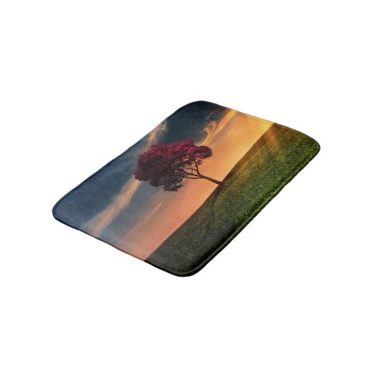 Verbluffend landschap met een rode boom op zonsond badmat (Gekanteld)