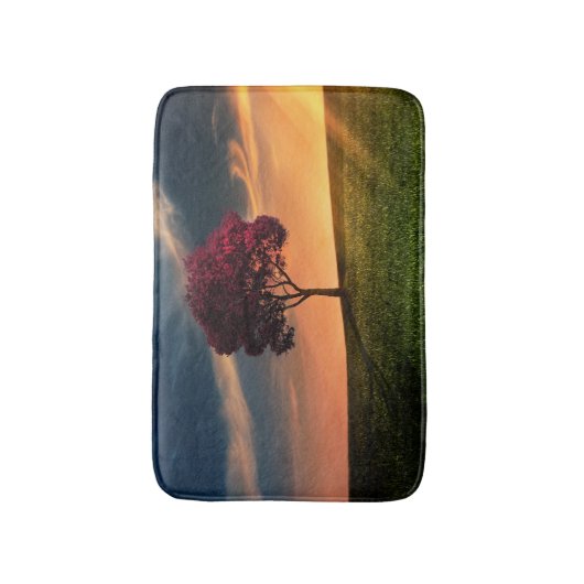 Verbluffend landschap met een rode boom op zonsond badmat (Voorkant Verticaal)