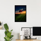 Verbluffend landschap met een rode boom op zonsond poster (Thuiskantoor)