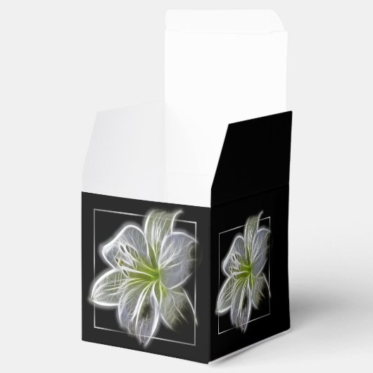 Verbluffende blanke Lily Fractal Art Black Bedankdoosjes (Geopend)