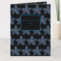 Verbluffende blauwe bloemen op zwarte wijn wenskaa