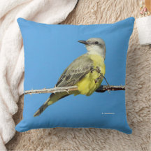 Verbluffende tropische kingbird op Blackberry Bran