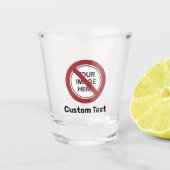Verbodscirkelteken met aangepaste tekst en Afbeeld Shot Glas (Voorkant)
