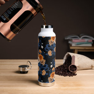 Verborgen in de rozen, oranje en blauw waterfles