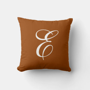 Verbrand oranje en witte monogram sierkussen