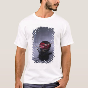 Verbrandingsincense bovenop de kom van de bladen t-shirt