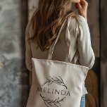 Verdure rustique Sac fourre-tout de servante perso<br><div class="desc">Ce sac fourre-tout rustique de style mignon,  avec des éléments de design de verdure dessinés et le nom de la demoiselle d'honneur sera parfait pour mariage merci cadeaux ou faveurs.</div>