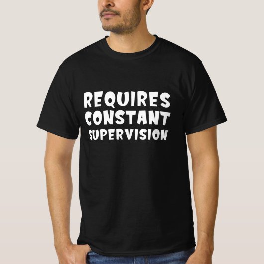 Vereist constant toezicht t-shirt (Voorkant)