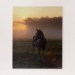 Verf paard staat in de mist op zonsopgang legpuzzel