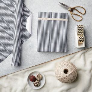 Verfijnd Navyblauw Gestreept Minimalistisch Cadeaupapier