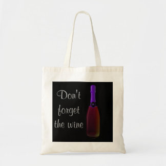 "Vergeet de wijn niet" - Paarse wijnfles Tote Bag