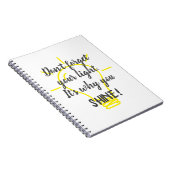 Vergeet je licht niet, geel schenen notitieboek (Rechterzijde)