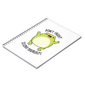 Vergeet niet van jezelf te houden Funny Frog Pun Notitieboek (Linkerzijde)