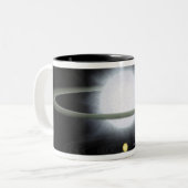 Vergelijking van de grootte van een hyperreuzenste tweekleurige koffiemok (Voorkant links)