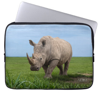 Vergroting van neushoorn staand op groene heuvelto laptop sleeve