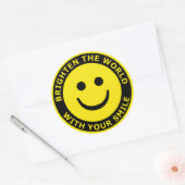 Verhelder de wereld met je glimlach ronde sticker (Envelop)