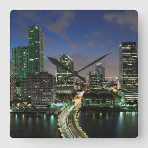 Verhoogde skyline van de stad vierkante klok