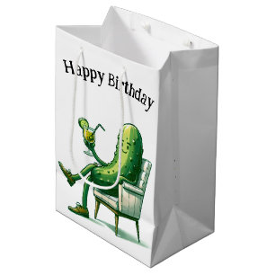 Verjaardag augurk in een stoel met cocktail medium cadeauzakje