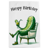 Verjaardag augurk in een stoel met cocktail medium cadeauzakje (Voorkant)