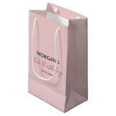 Verjaardag Blush Pink Monogram Naam Klein Cadeauzakje (Voorkant Gekanteld)