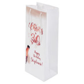 Verjaardag GEJUICH OM JAREN Roos Gold Script Wijn Cadeautas (Voorkant Gekanteld)