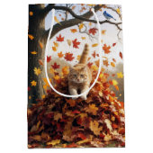 Verjaardag Ginger Cat In Een Herfst Bladstapel Medium Cadeauzakje (Voorkant)