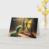 Verjaardag groene rups staren naar een vlinder kaart (Gele Bloem)