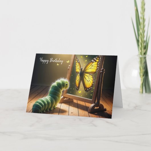 Verjaardag groene rups staren naar een vlinder kaart (Voorkant)