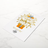 Verjaardag Logo Oranje cadeauvuurwerk toevoegen Folie Uitnodiging (Gedraaid)