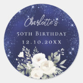 Verjaardag marine blauwe witte bloemen ronde sticker (Voorkant)